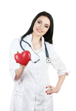 beyaz izole kalp tutan stetoskop ile genç güzel doktor