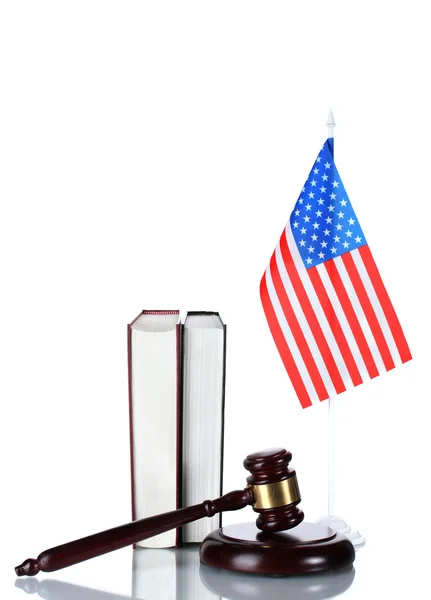 Juiz martelo, livros e bandeira americana isolado em branco — Fotografia de Stock