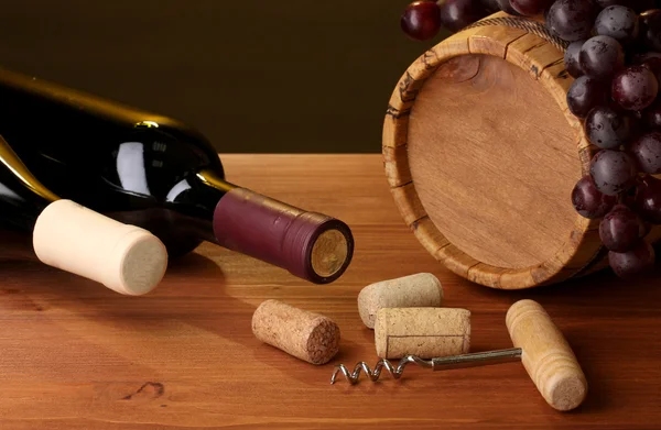 Şarap mahzeninde. şarap şişeleri ve runlet bileşimi — Stok fotoğraf