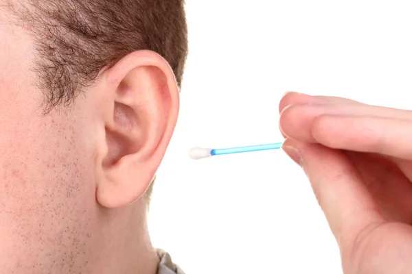 Ανθρώπινο αυτί και βαμβάκι close-up επιχρίσματα που απομονώνονται σε λευκό — Φωτογραφία Αρχείου