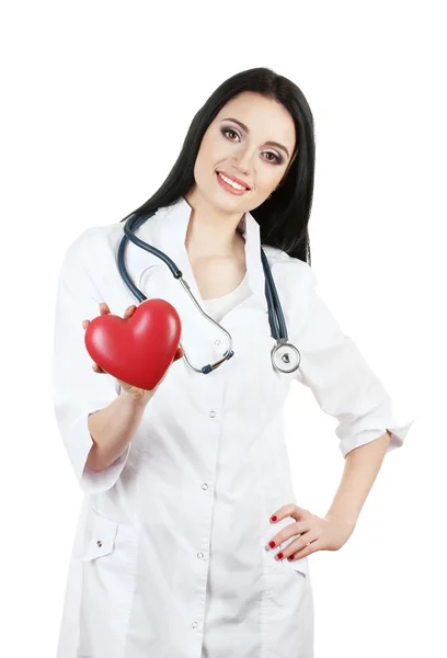 Beyaz izole kalp tutan stetoskop ile genç güzel doktor — Stok fotoğraf