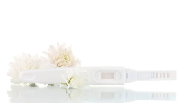 怀孕测试和孤立在白色的鲜花 — 图库照片
