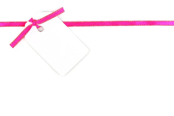Tag puste prezent z różową wstążką satynową na białym tle — Zdjęcie stockowe