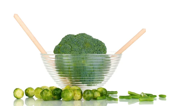 Glasskål med kål och broccoli isolerad på vit — Stockfoto