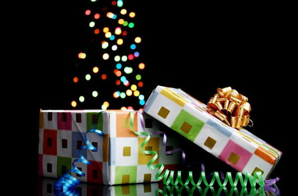 Luxe-geschenketui openen met bokeh achtergrond op zwart — Stockfoto
