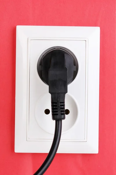 Witte elektrische aansluiting met stekker op de muur — Stockfoto