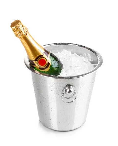 Láhev šampaňského v kbelíku izolovaných na bílém — Stock fotografie