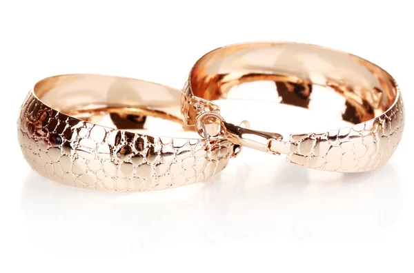 Par de brincos dourados na forma dos anéis isolados em branco — Fotografia de Stock