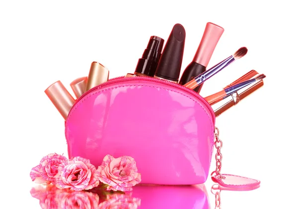Макияж мешок с косметикой и щетки на розовом фоне — стоковое фото