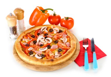 aromatik beyaz izole sebzeli pizza