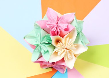 Derma origami kusudama parlak kağıt arka plan üzerinde