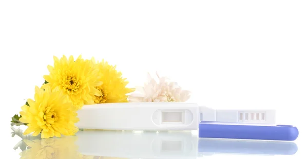 Graviditetstest og blomster isolert på hvitt – stockfoto