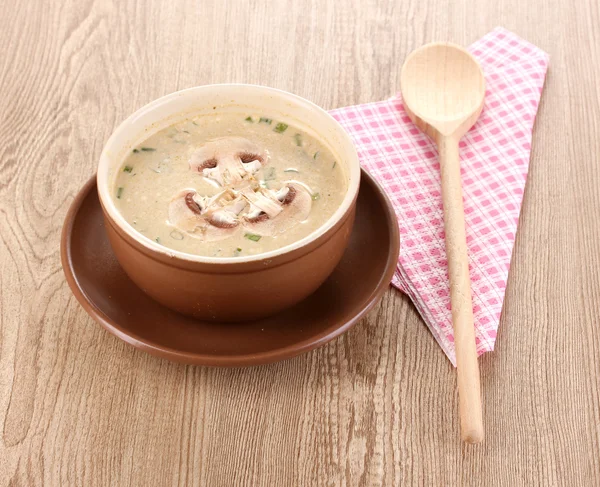 Smaczne zupy na drewniane tła — Zdjęcie stockowe