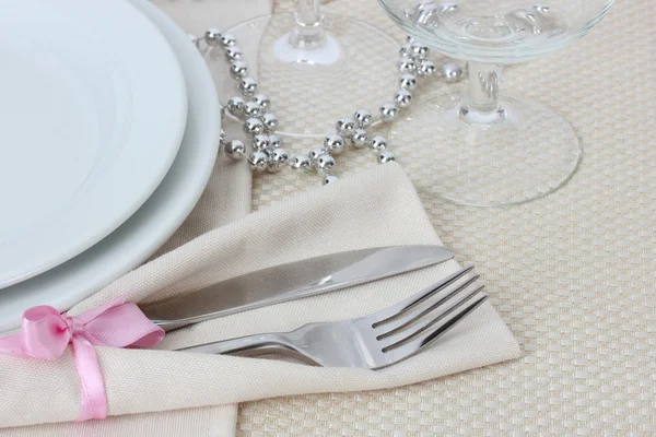 Ajuste de mesa con tenedor, cuchillo, platos y servilleta — Foto de Stock