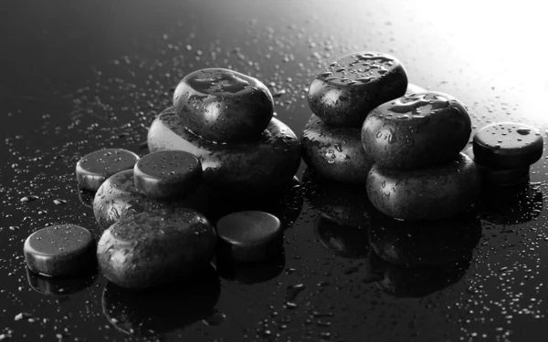 Pedras de spa com gotas no fundo cinza — Fotografia de Stock