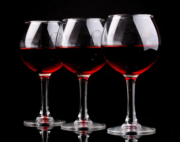 Occhiali da vino isolati su nero — Foto Stock