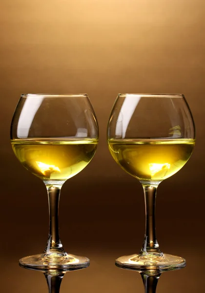 Sklenice na víno na hnědé pozadí — Stock fotografie