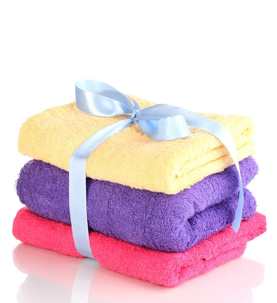 Barevné ručníky s mašlí izolovaných na bílém — Stock fotografie