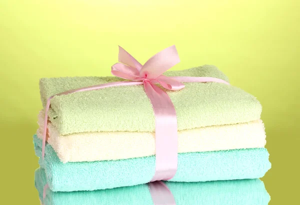 Bunte Handtücher mit Band auf grünem Hintergrund — Stockfoto