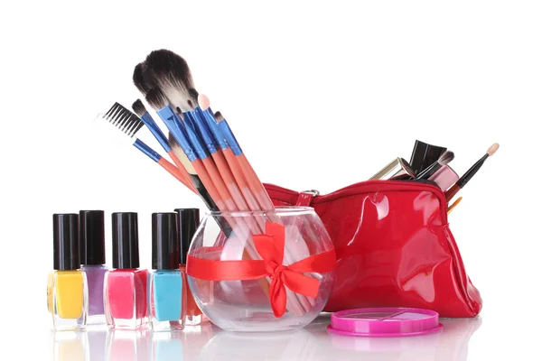 Üveg váza és elszigetelt fehér kozmetikai make-up ecset — Stock Fotó