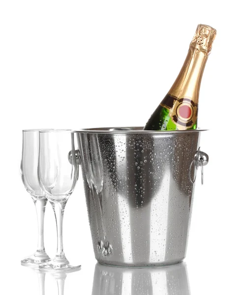 Bottiglia di champagne in secchio e calici isolati su bianco — Foto Stock