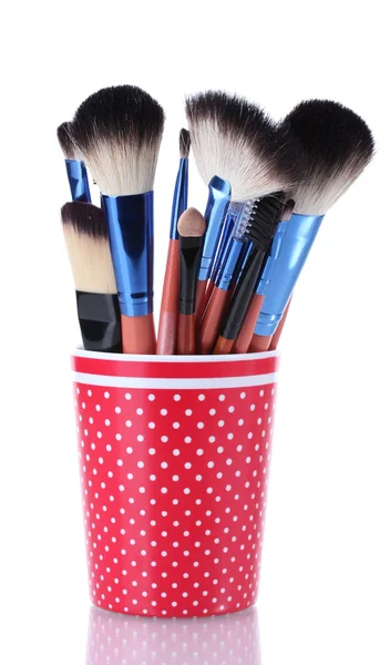 Make-up penslar i röd kopp isolerad på vit — Stockfoto