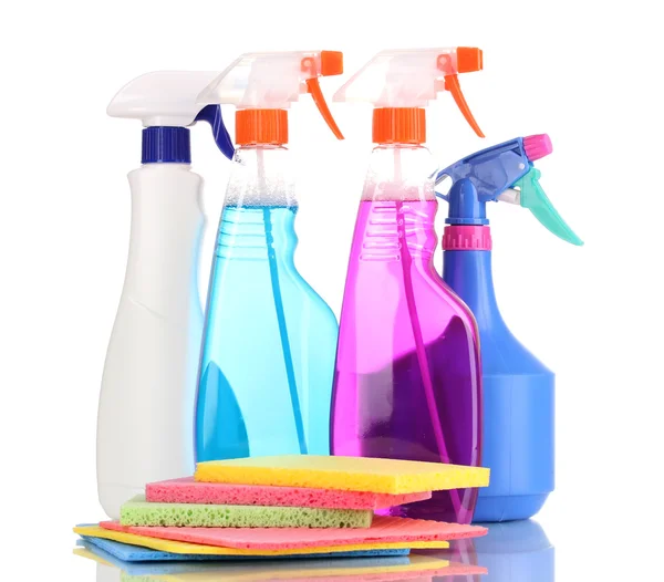 Esponjas e sprays de celulose isolados sobre branco — Fotografia de Stock
