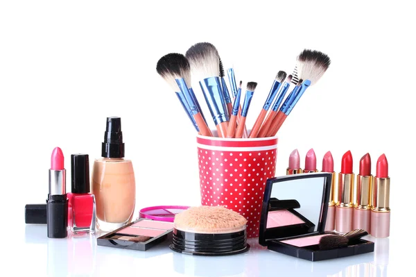 Make-up set geïsoleerd met borstels geïsoleerd op wit — Stockfoto