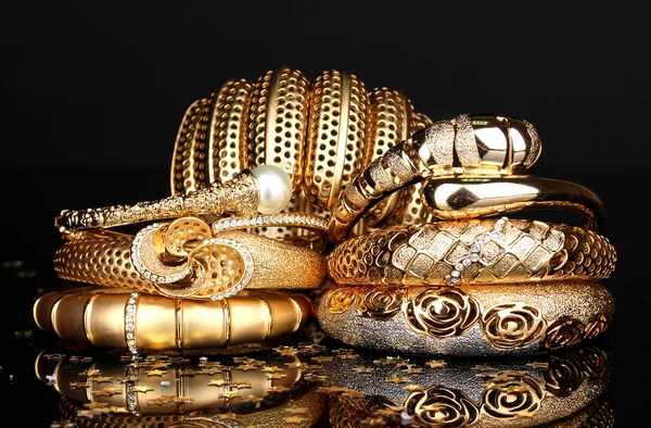 Красиві золоті браслети ізольовані на чорному тлі — стокове фото