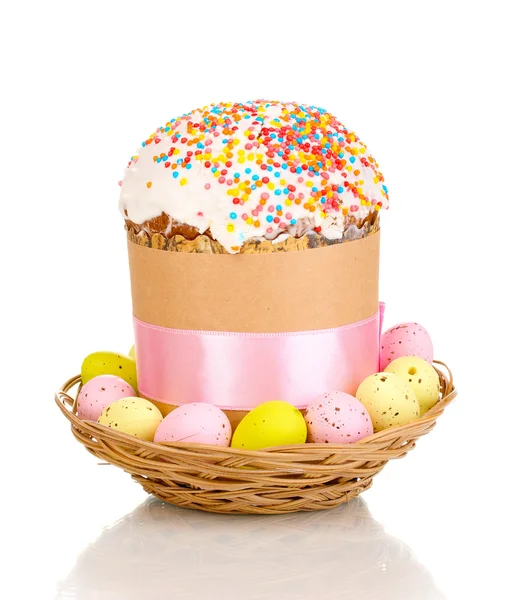 Красивый пасхальный торт в корзине с яйцами изолированы на белом — стоковое фото