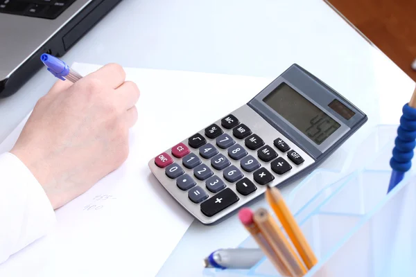 Manos y calculadora — Foto de Stock