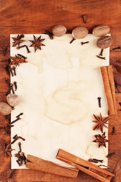 Старая бумага для рецептов и специй на деревянном столе — стоковое фото