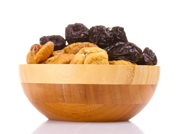 Pyszne suszonych śliwek i fig drewniana miska na białym tle — Zdjęcie stockowe