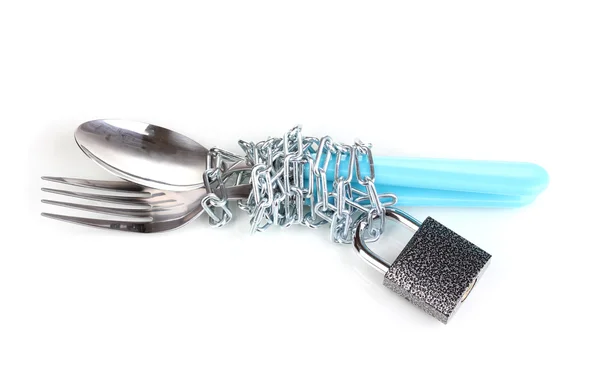 Forchetta e cucchiaio con catena e lucchetto isolati su bianco — Foto Stock