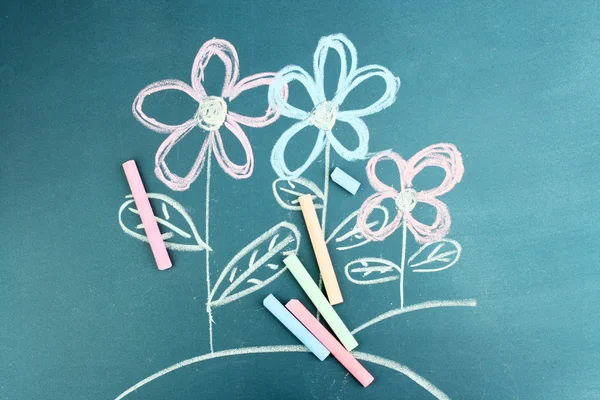 Květiny, dětská kresba křídou — Stock fotografie