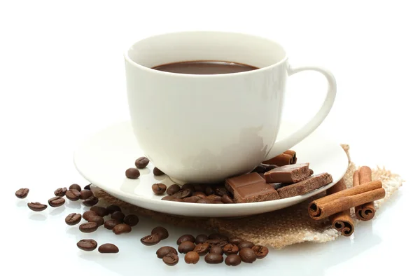Kopp kaffe och bönor, kanelstänger och isolerad på vit choklad — Stockfoto