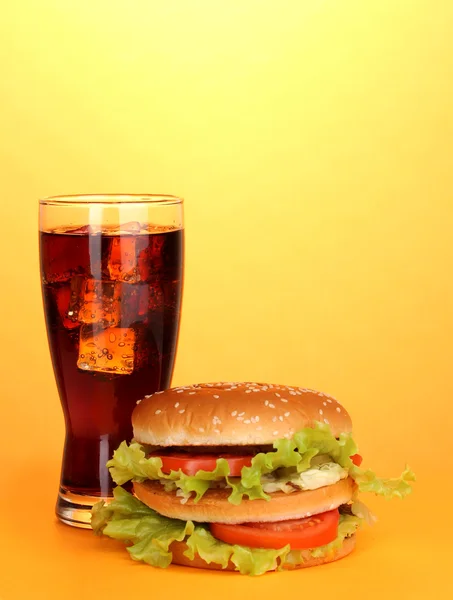 Velké a chutné hamburger s cola na žlutém podkladu — Stock fotografie