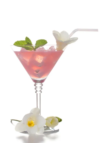 Martini pohár koktél jég és elszigetelt fehér virágok — Stock Fotó