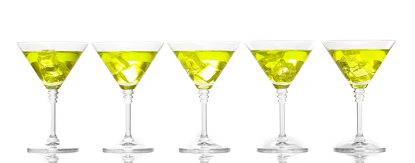 Gul cocktail i martini briller isoleret på hvid - Stock-foto