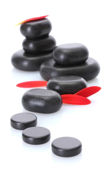 Pedras de spa e pétalas vermelhas isoladas em branco — Fotografia de Stock