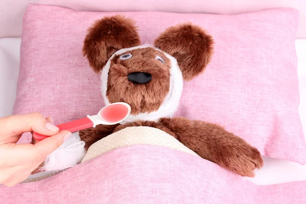 Ziek beer in bed — Stockfoto