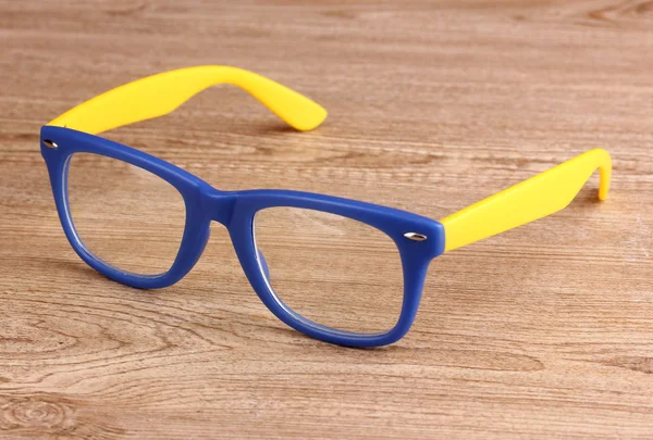 Красиві кольорові окуляри на дерев'яному фоні — стокове фото
