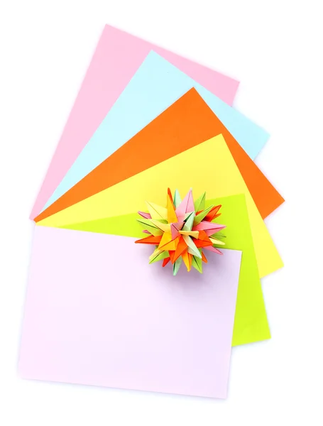 Farbenfrohes Origami kusudama und helles Papier isoliert auf weiß — Stockfoto
