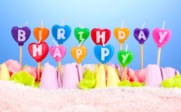 Mavi arka planda mumlar olan doğum günü pastası — Stok fotoğraf