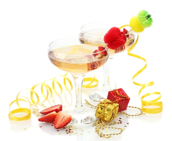 Copos de champanhe, morangos e presentes isolados em um branco — Fotografia de Stock
