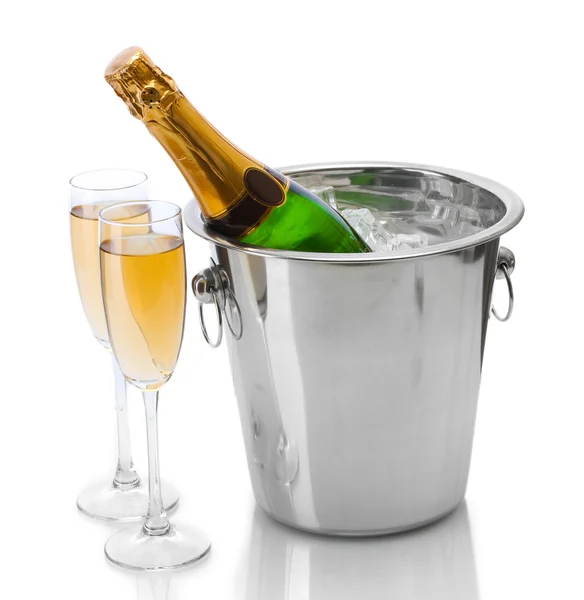 Champagnefles in emmer met ijs en glazen van champagne, geïsoleerd op wit — Stockfoto