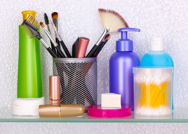 Estante con cosméticos y artículos de tocador en el baño —  Fotos de Stock