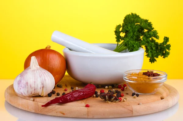 Vit mortel och stöt med krydda på gul bakgrund — Stockfoto