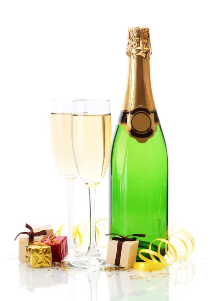 Verres et bouteille de champagne, cadeaux et serpentine isolés sur un blanc — Photo