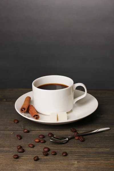 Kaffeetasse auf Holztisch auf grauem Hintergrund — Stockfoto